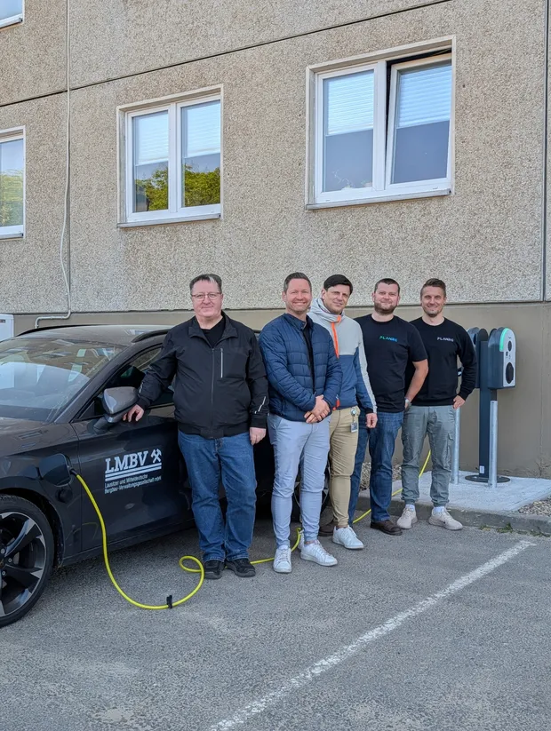 Das PLANRG-Team vor einem ladenden Elektro-Dienstwagen an einer selbst geplanten Ladesäule