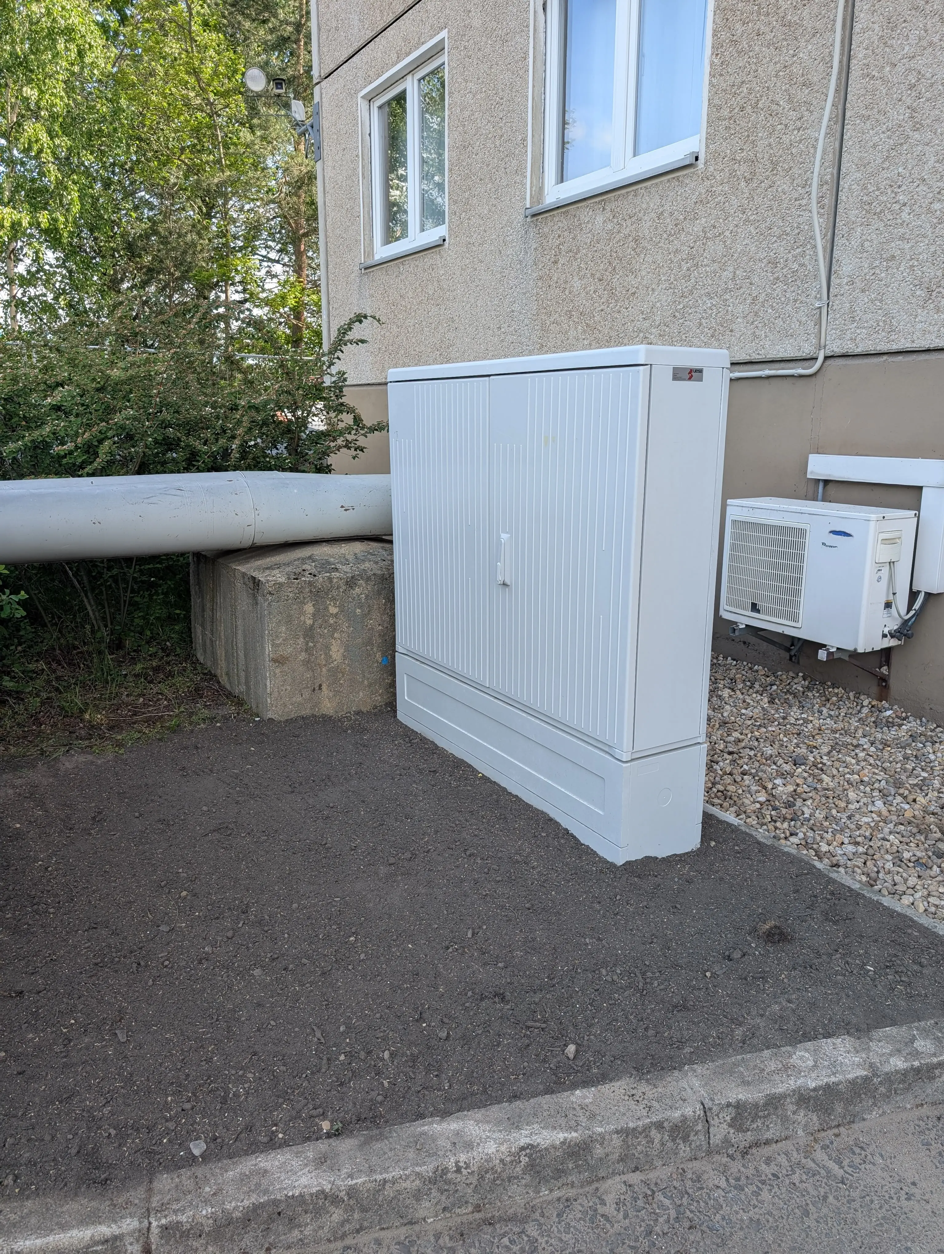 Kabelverteilerschrank für den Netzanschluss an einer Hausfassade